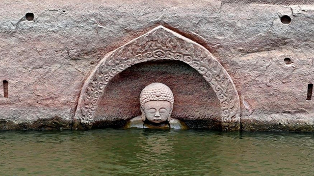 江西省南部のダムで仏像頭部が水面に現れる_中国網_日本語