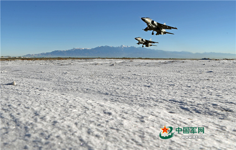 駐新疆航空兵、昼夜を分かたぬ飛行訓練