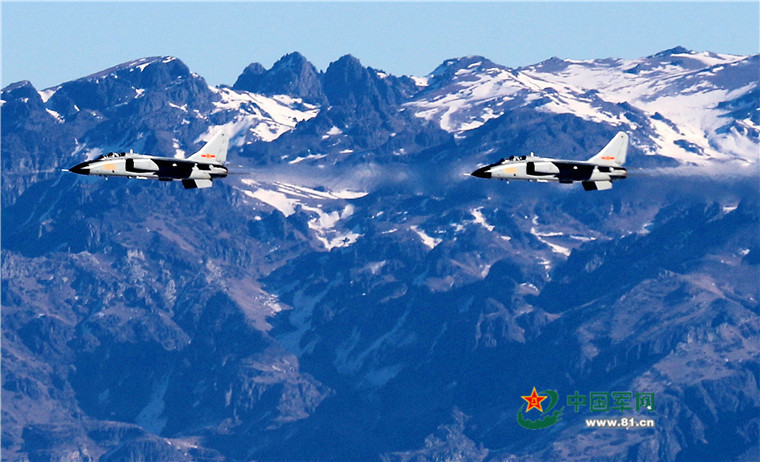 駐新疆航空兵、昼夜を分かたぬ飛行訓練