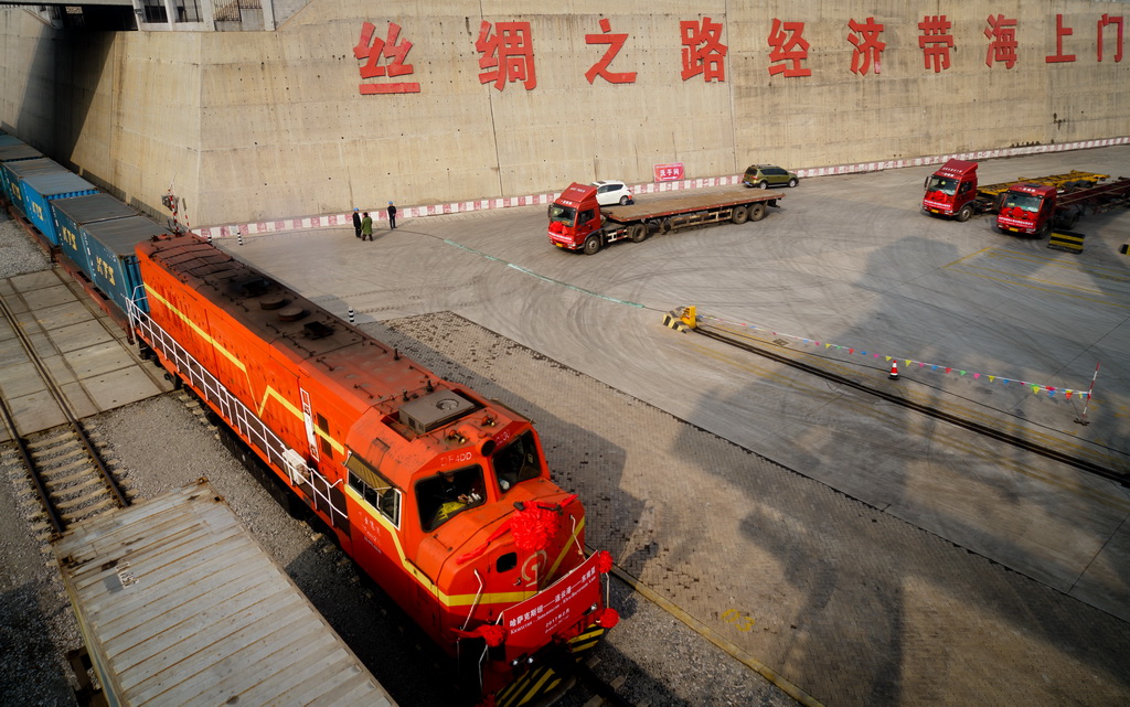 2月5日，一列来自哈萨克斯坦装载有720吨小麦的火车驶入中哈连云港物流中转基地。新华社记者 李响 摄