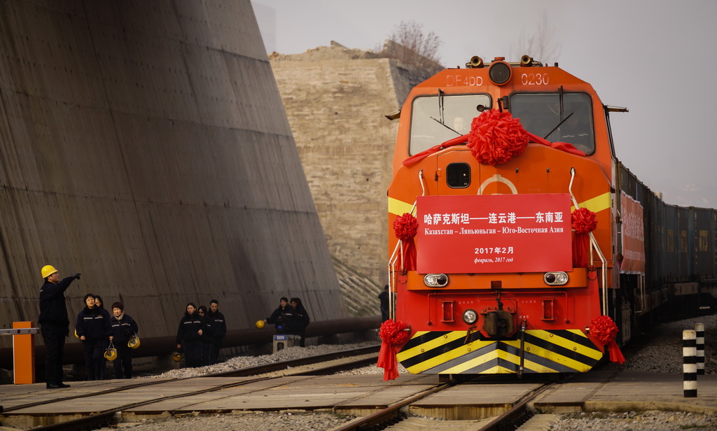 2月5日，一列来自哈萨克斯坦装载有720吨小麦的火车驶入中哈连云港物流中转基地。新华社记者 李响 摄