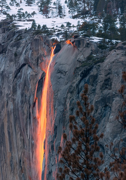 米国の公園、「炎の滝」が出現