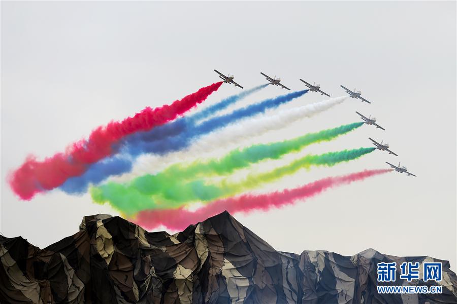 アブダビ国際防衛展覧会、アクロバット飛行チームが登場