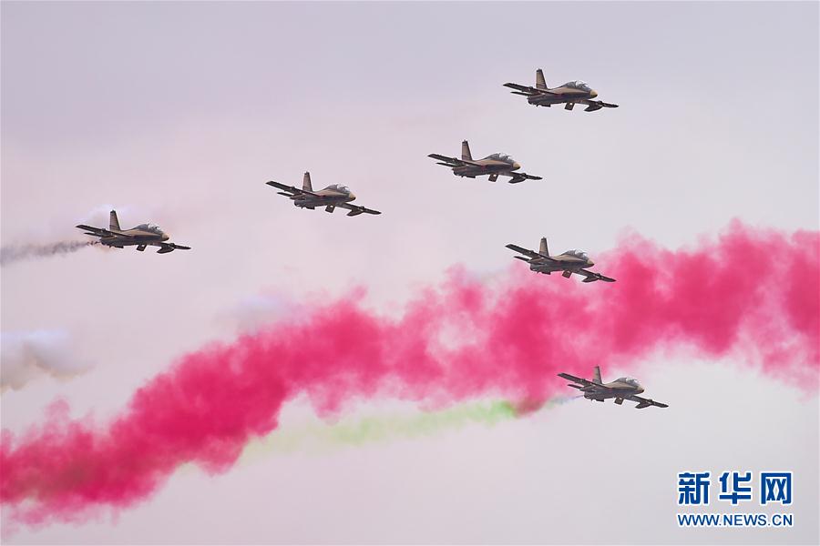 アブダビ国際防衛展覧会、アクロバット飛行チームが登場