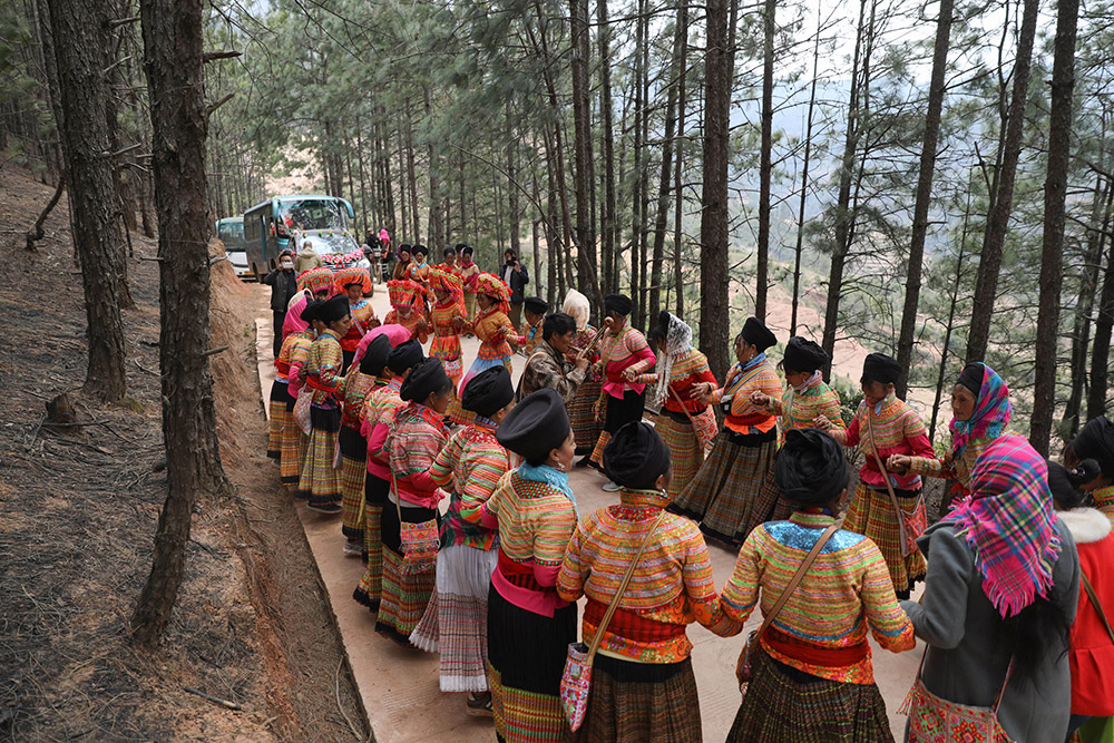 2月21日，在德昌县南山傈僳族乡小南山村，送亲队伍在去男方家途中的休息间隙唱歌跳舞。