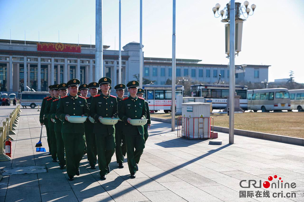 1500名武警清洁天安门广场迎全国“两会”【2】