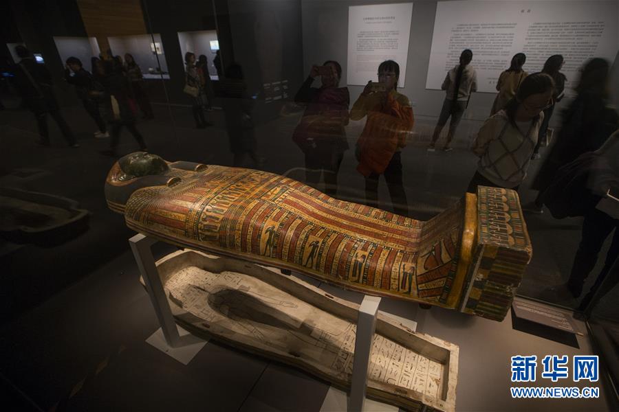 「大英博物館展―100のモノが語る世界の歴史」が3月1日、中国国家博物館で開幕した。同展示会は大英博物館の800万点以上の収蔵品の中から選んだ100点を展示し、五大陸の200万年にわたる文明の歩みを紹介する。