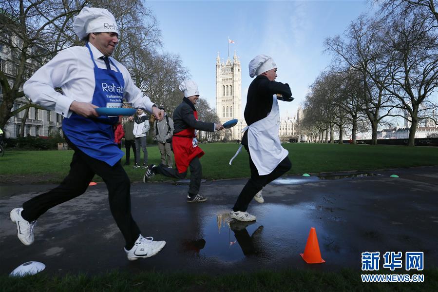 2月28日、イギリス・ロンドンで行われたパンケーキレースに参加した人たち 同日、障害者のためのチャリティを目的とした、国会議員が参加する毎年恒例のパンケーキレースがイギリス・ロンドンで開催された。