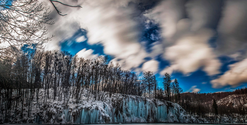 冬になり、クロアチアのプリトヴィツェ湖群国立公園で気温が低下し、高低差のある風景は童話のような絶景となっている。流れ落ちる滝が凍り、コバルトブルーの幻想的な仙境のようである。カペラ山にあるプリトヴィツェ湖群国立公園は、園内に16本の渓流と滝がある欧州南東部で最も古い自然公園の1つである。 「中国網日本語版（チャイナネット）」　2017年3月2日