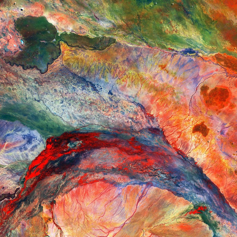 イギリスの『デイリー・メール』によると、米地質調査所（USGS）はこのほど、カラーの地球衛星写真を公開した。これらはサイケデリックな油絵のようで、大自然の力を感じさせる。この明るい色は、天然の堆積物によるものだという。