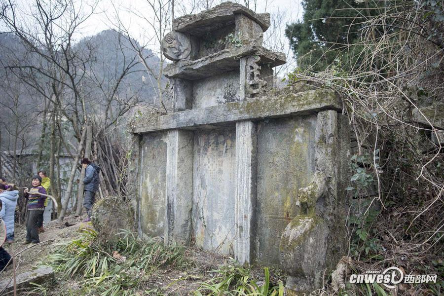陝西省安康市紫陽県麻柳鎮青岩村でこのほど、清代の鄒氏一族の古墓群が見つかった。墓の保存状態は良好で、美しく重厚な造りで迫力がある。