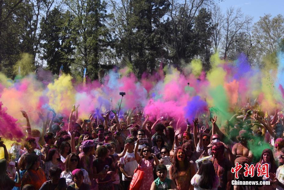米ロサンゼルスで3月11日、フェスティバル・オブ・カラーが行われ、多くの人で賑わった。写真は、カラー塗料が撒かれる会場の様子