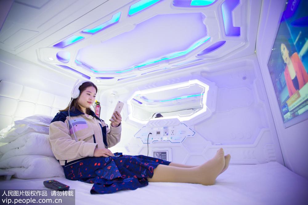 3月14日，旅客在“太空舱”旅店内入住。