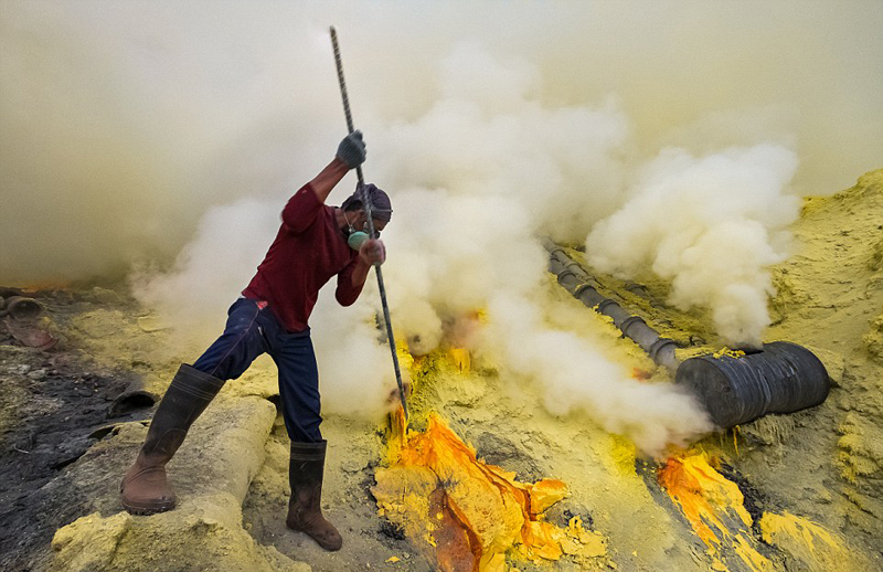 インドネシアの硫黄採取作業員 噴火の危険がある中で過酷な作業 中国網 日本語