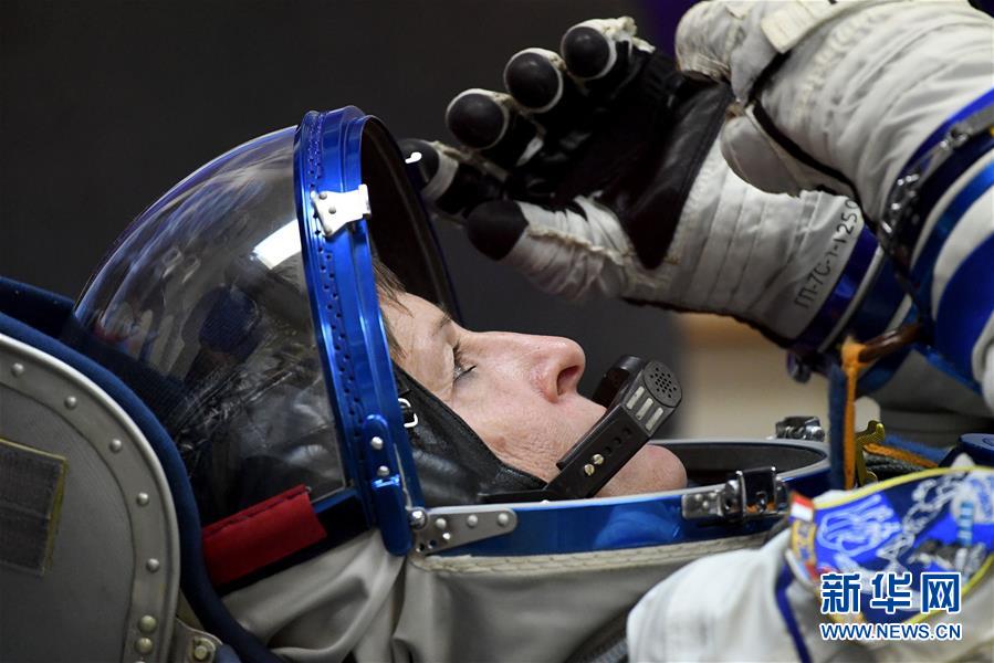 米宇宙飛行士、女性の船外活動の記録を塗り替える
