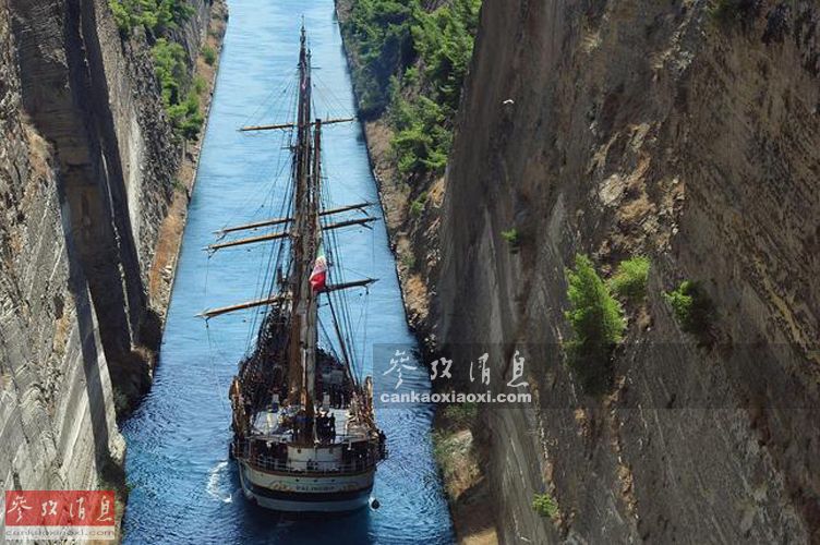 一线天！隐身战舰过运河间距仅4.5米