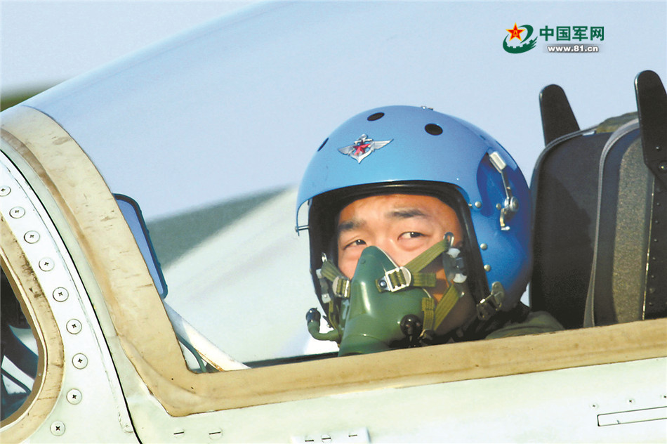张灿驾驶战机准备出征。