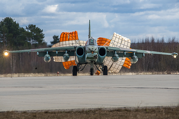 ロシアの戦勝記念日、軍事パレードの空のリハーサルが実施