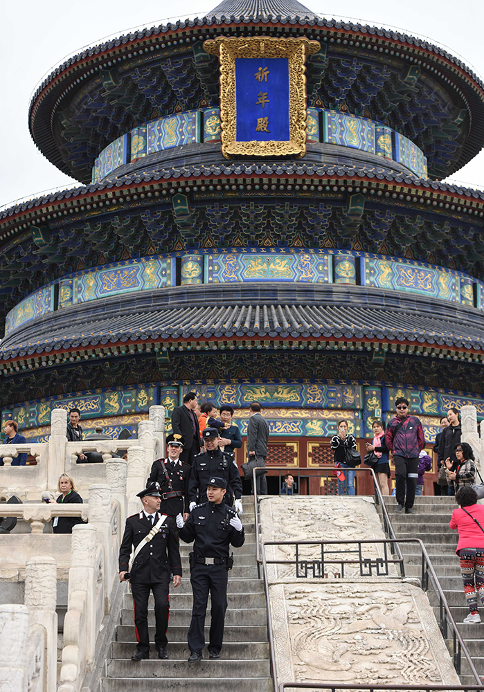 4月25日，中意警员在北京天坛祈年殿进行警务联合巡逻。