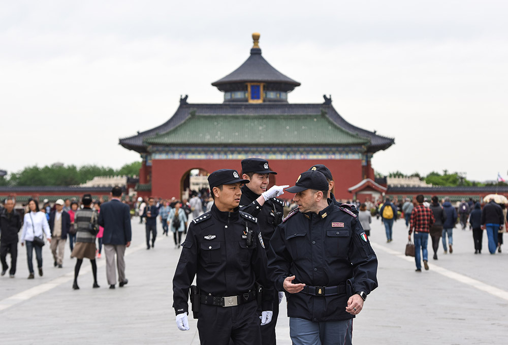 4月25日，中意警员在北京天坛进行警务联合巡逻。