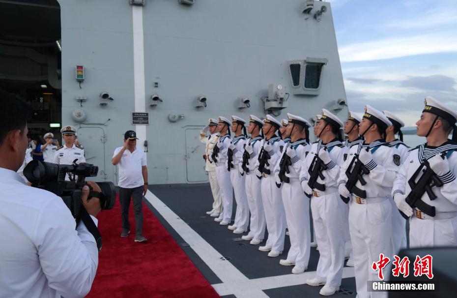 比大統領、中国艦で記念帽子をかぶる