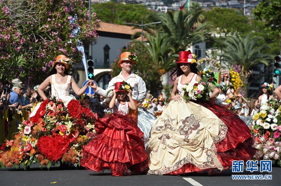 　ポルトガルのマデイラ・フラワー・フェスティバルで7日、パレードが行われ、数千人の役者が参加した。 