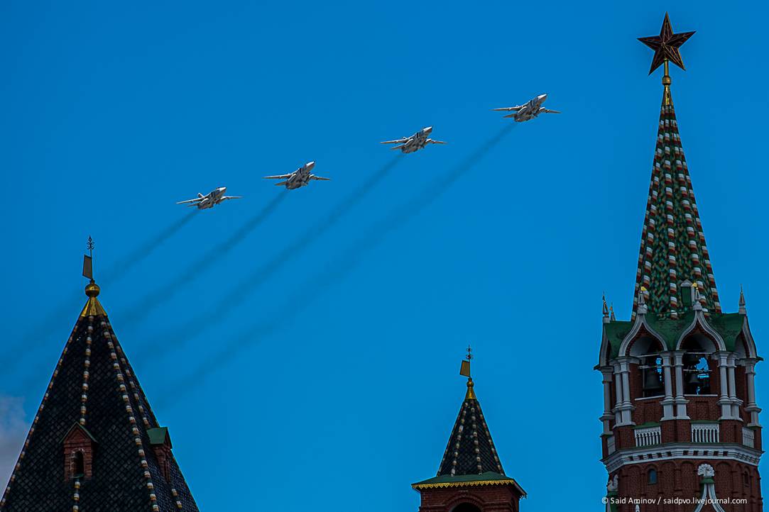 ロシアの戦勝記念日軍事パレードの空のリハーサルが4日、行われた。モスクワ上空を飛行するヘリ・軍機の編隊が、モスクワ川橋から撮影された。
