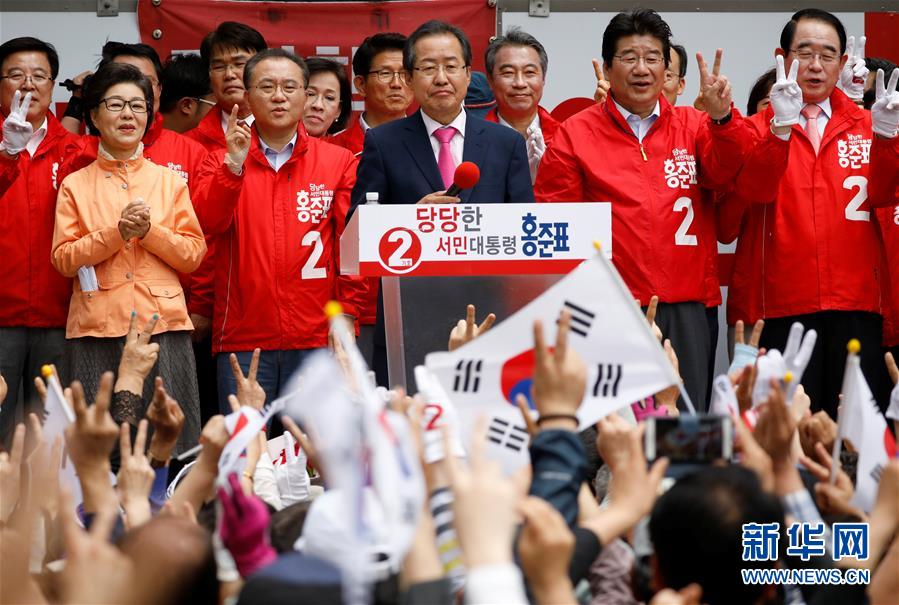 5月8日、集会でスピーチする自由韓国党の洪準杓候補（中央）。朴槿恵元大統領の罷免により、韓国大統領選挙は12月実施の予定を繰り上げて5月9日に行われた。