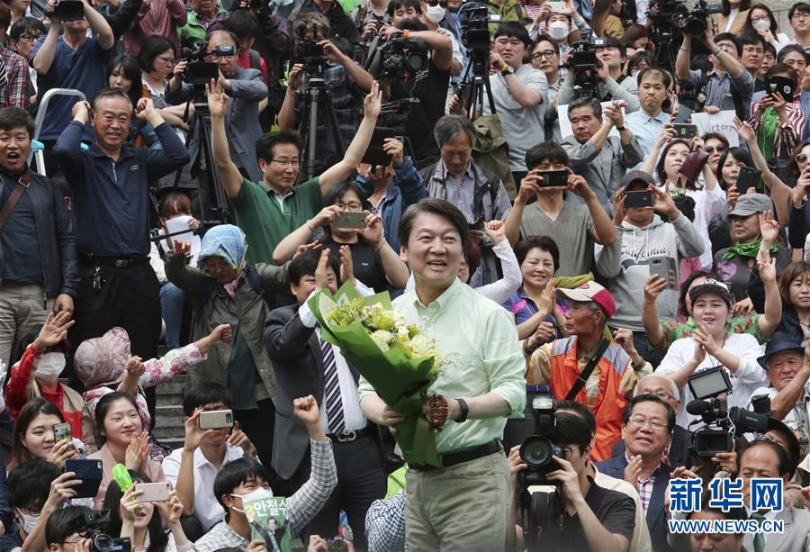 5月8日、集会に出席した「国民の党」の安哲秀候補（前方）