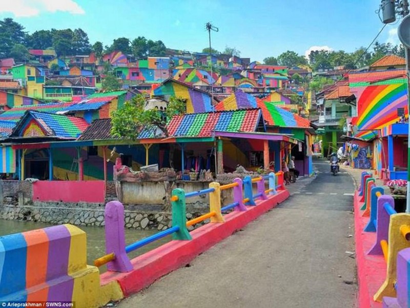 インドネシアの貧民窟、「虹色」に変身