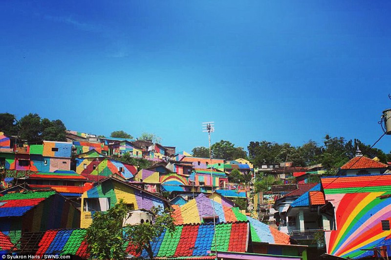 インドネシアの貧民窟、「虹色」に変身
