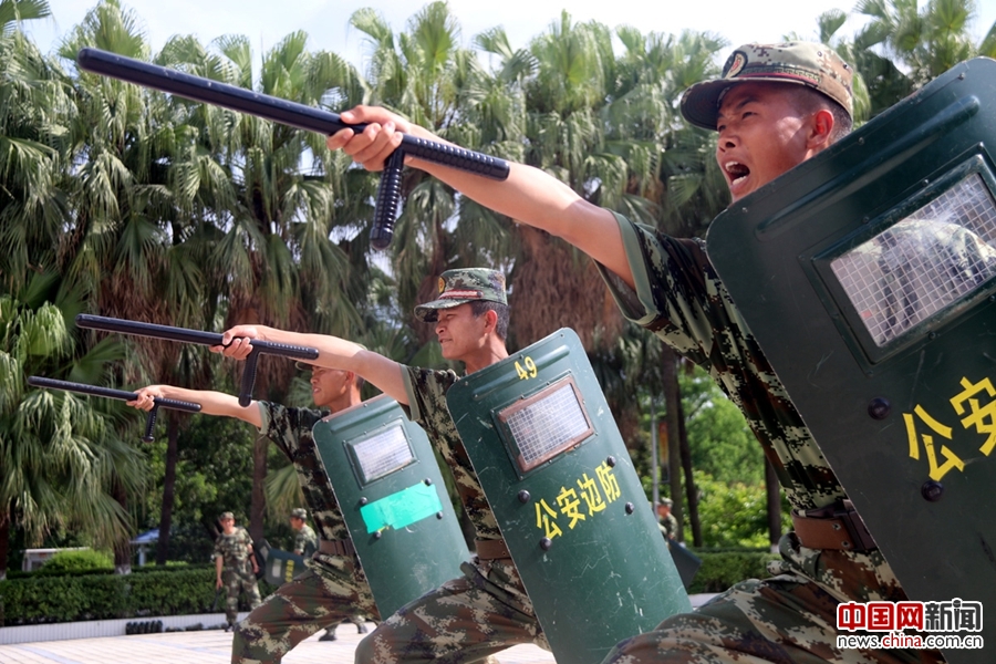 広東省国境警備総隊、警棒・盾を使いこなす