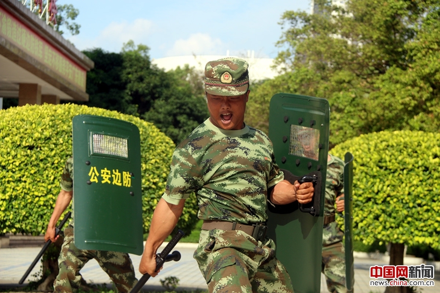 広東省国境警備総隊、警棒・盾を使いこなす