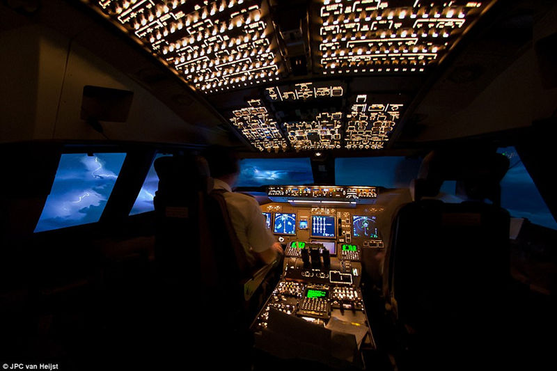 パイロットの「空の事務所」、操縦室から美しい風景を撮影