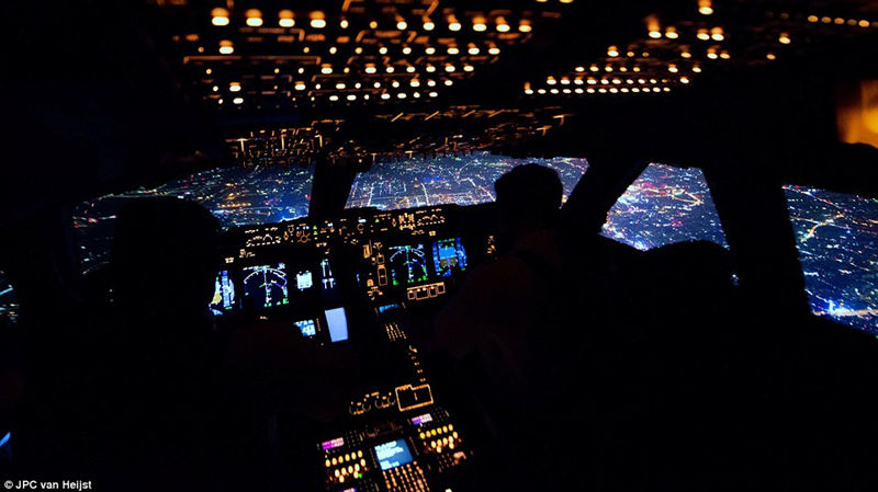 パイロットの「空の事務所」、操縦室から美しい風景を撮影