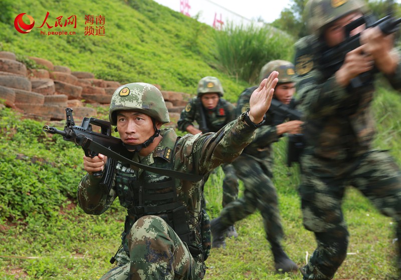 吴腾飞正在组织战术训练时的场景 杨瑞明摄