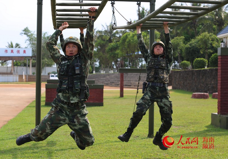 吴腾飞（左二）正在带领战友进行障碍训练时的场景 杨瑞明摄