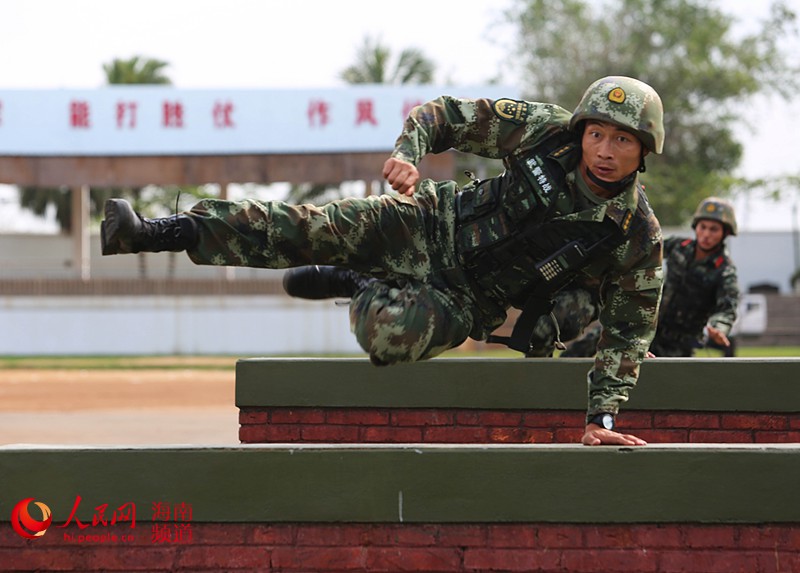吴腾飞正在带领战友进行障碍训练时的场景 杨瑞明摄