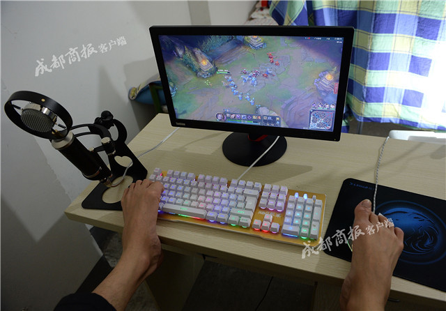 両腕のない大学生 ゲームキャスターに 中国網 日本語