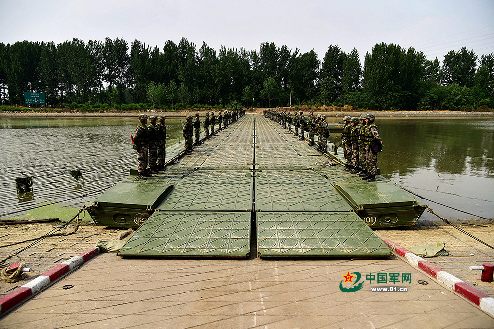 京杭大運河、浮き橋の架設作業をチェック