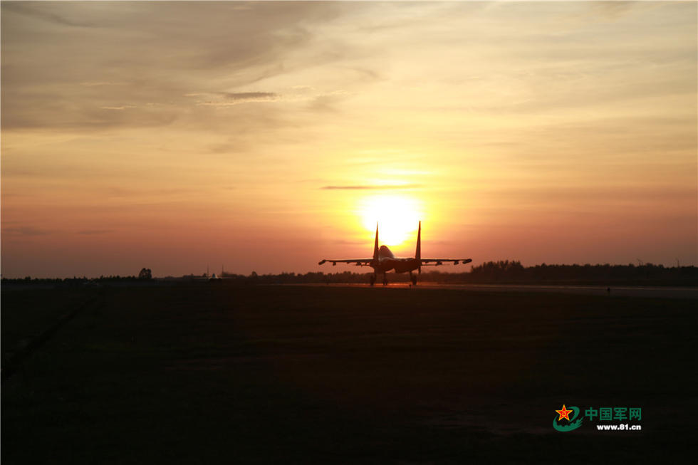 軍機と共に、初夏の美しい夕日を眺める