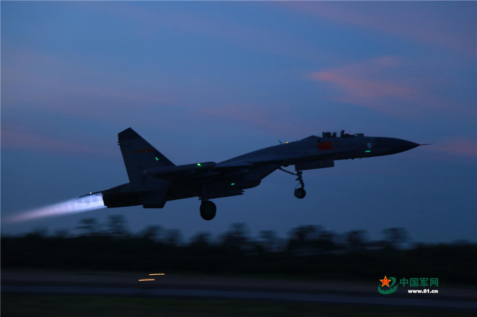 軍機と共に、初夏の美しい夕日を眺める