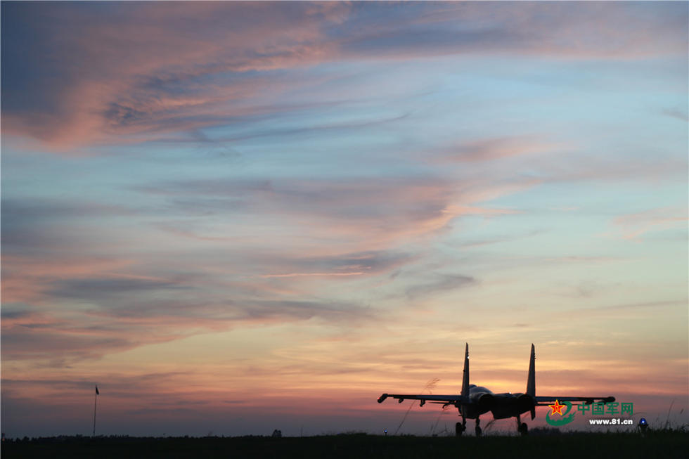 軍機と共に、初夏の美しい夕日を眺める