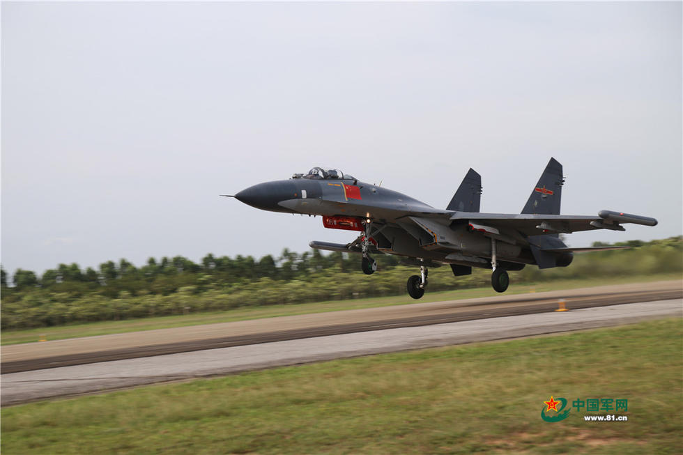 軍機と共に、初夏の美しい夕日を眺める