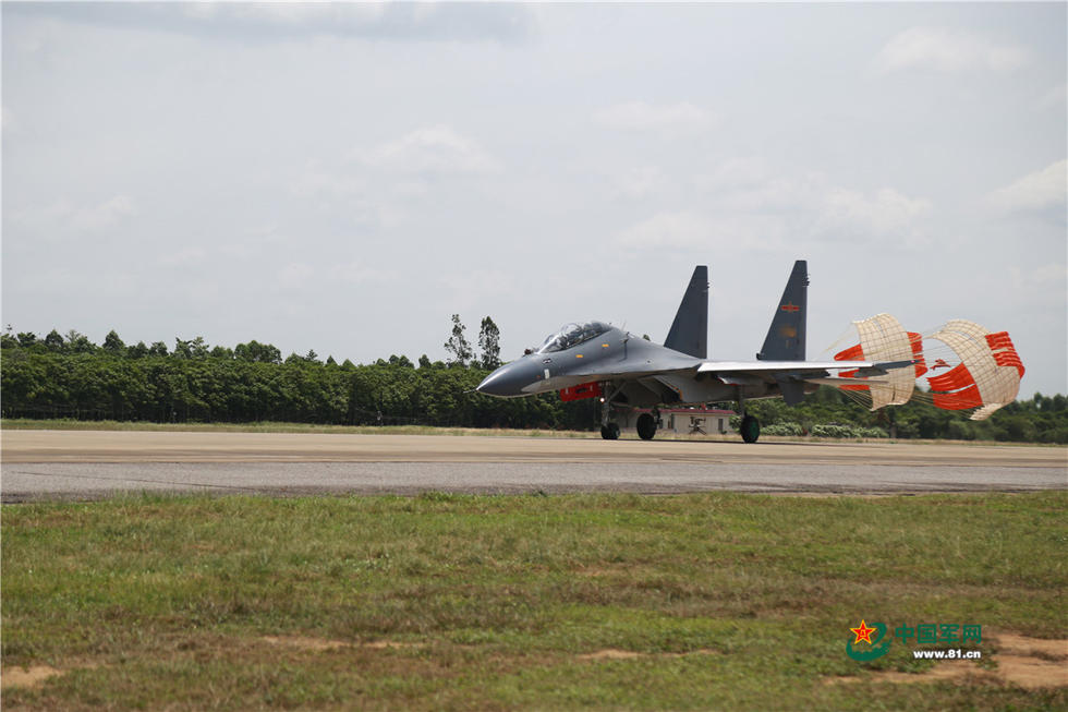 軍機と共に、初夏の美しい夕日を眺める