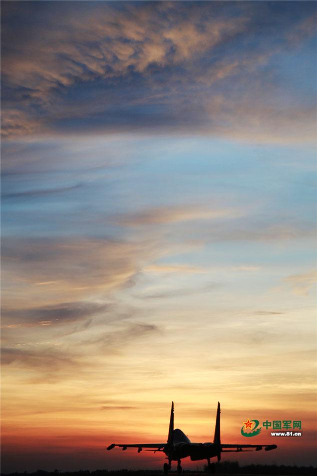 軍機と共に、初夏の美しい夕日を眺める