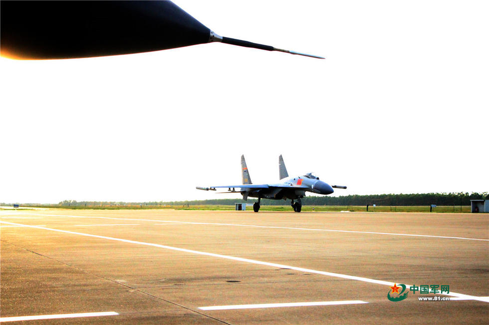 軍機と共に、初夏の美しい夕日を眺める