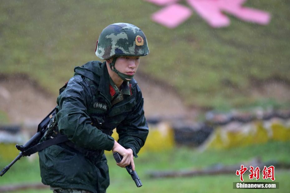 武装警察特戦隊員、大雨のなか極限にチャレンジ