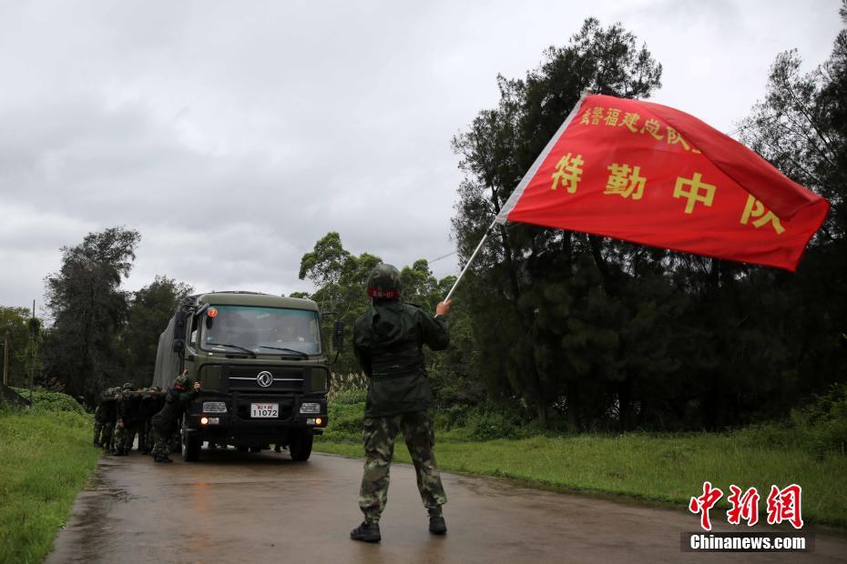 武装警察特戦隊員、大雨のなか極限にチャレンジ