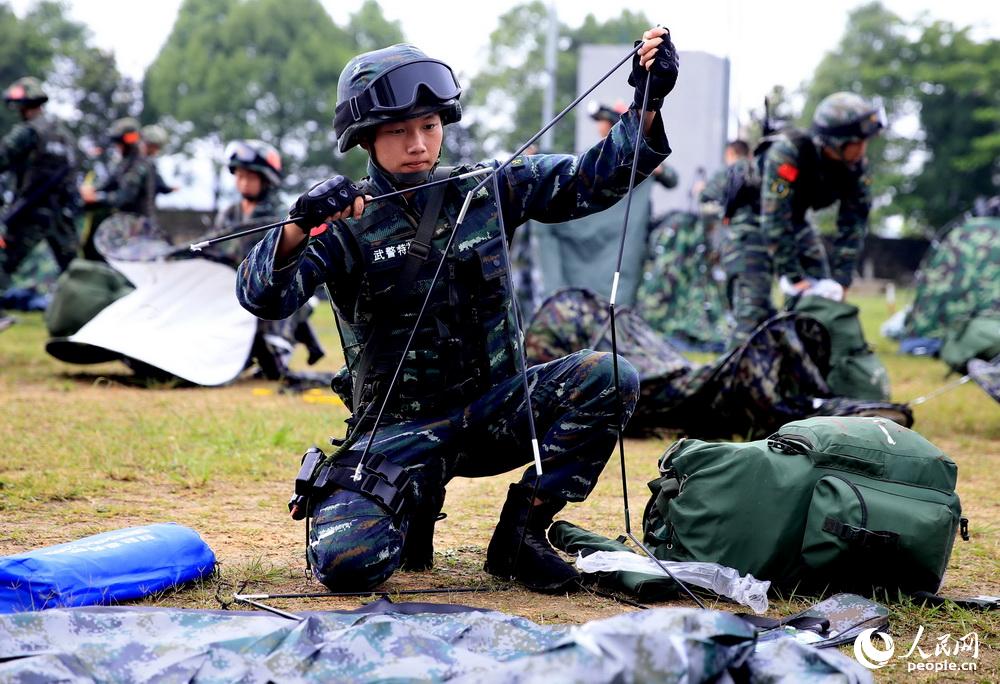 到达集结地官兵便迅速搭建单兵帐篷。